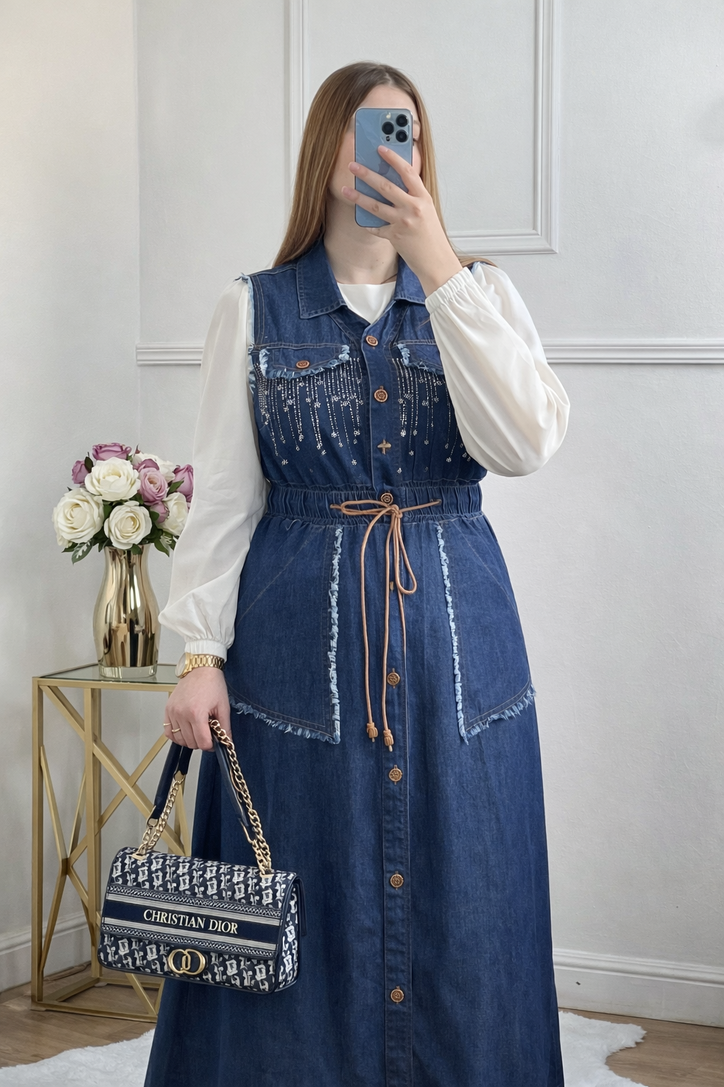 Jean Élégant avec Chemise Blanche Perlée – Style Chic & Moderne