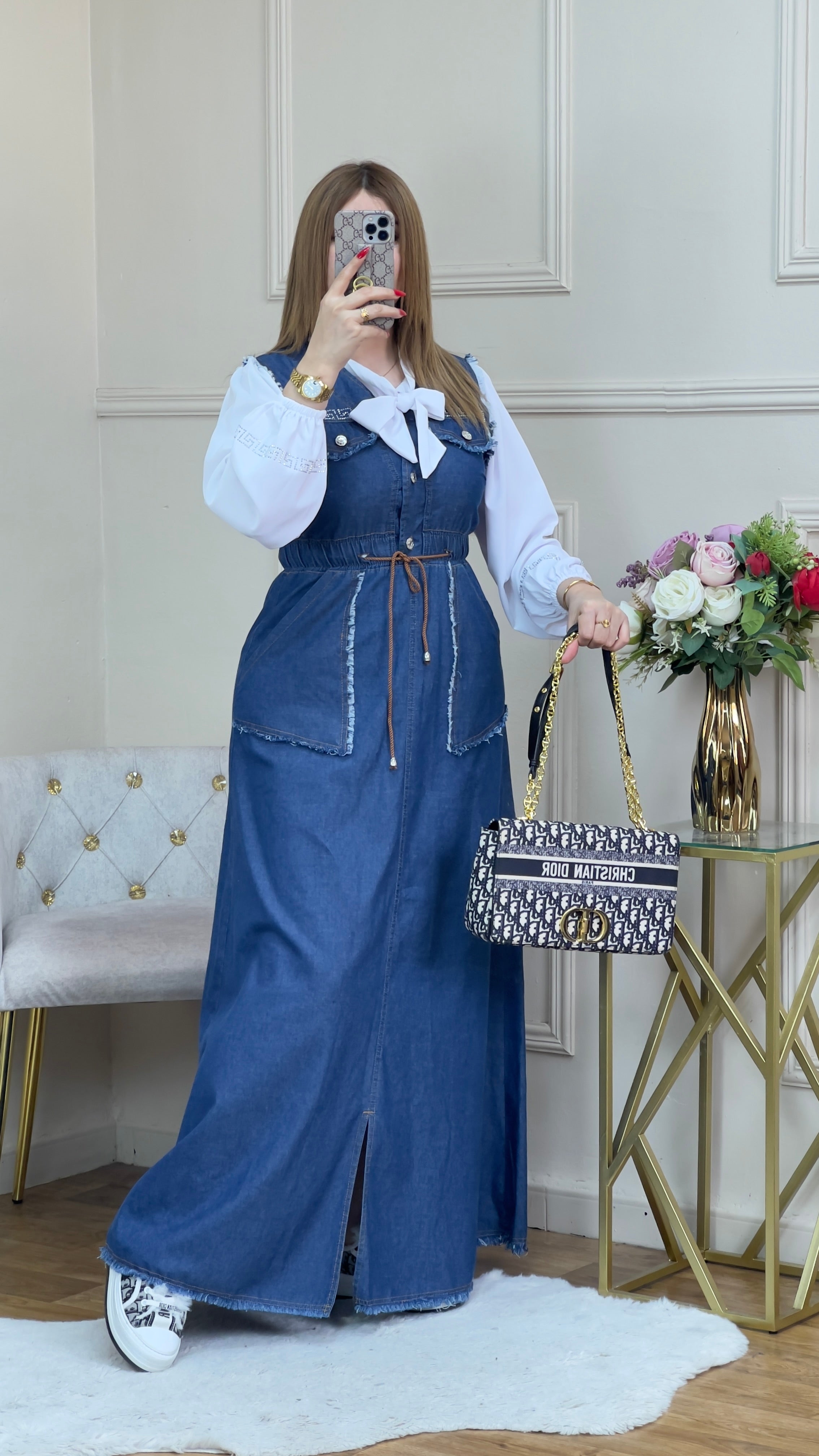 Robe jean avec chemise blanc