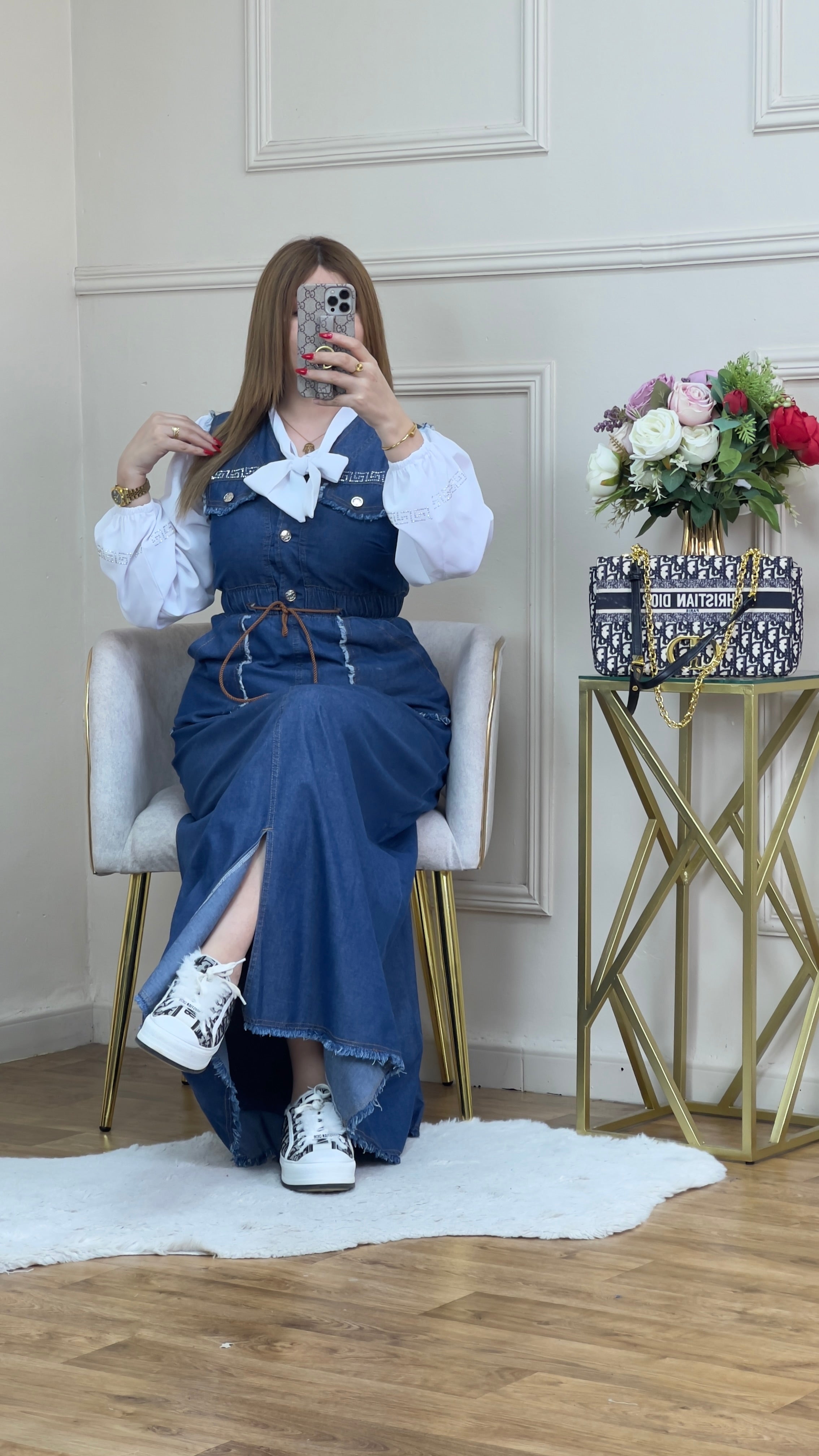 Robe jean avec chemise blanc