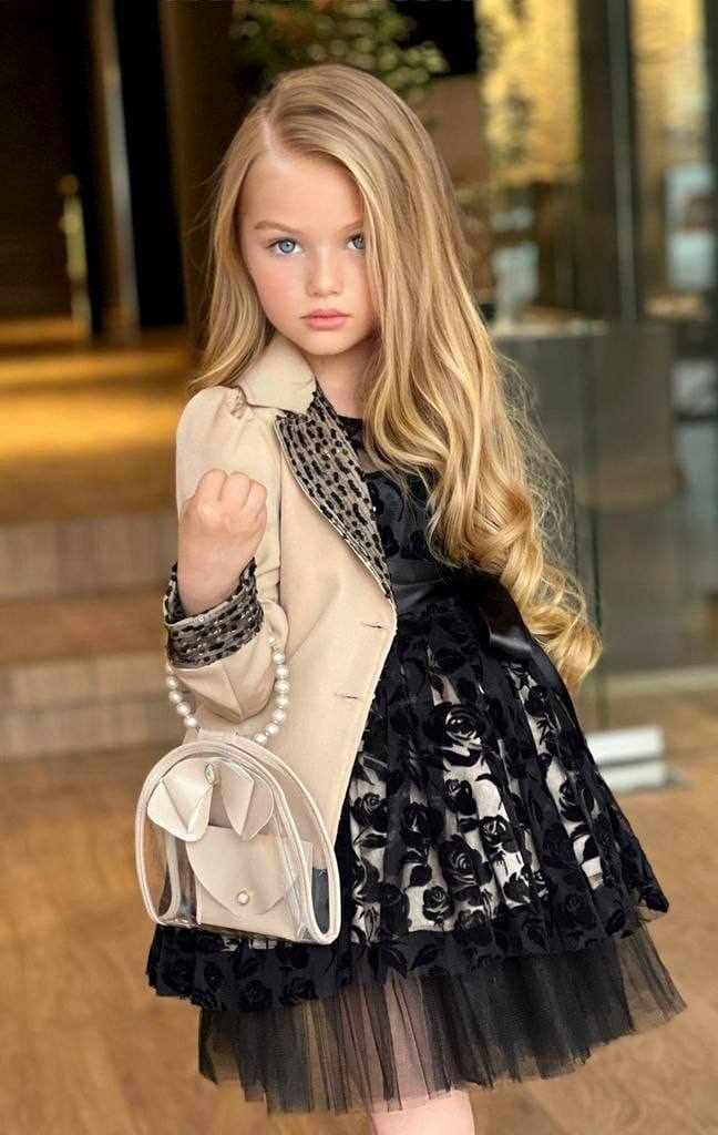 فستان راقي مصمم خصيصاً للفتيات