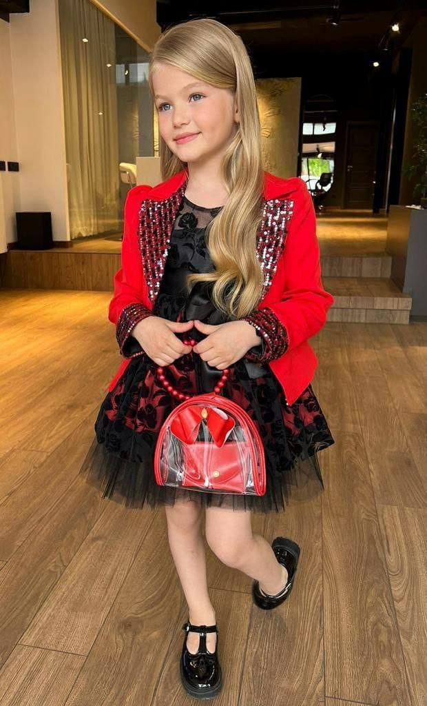 فستان راقي مصمم خصيصاً للفتيات